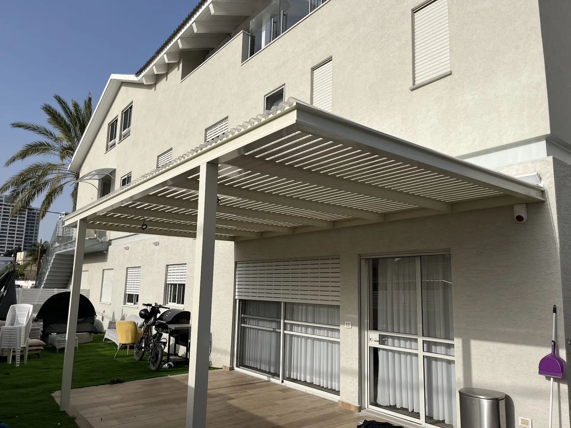 פרגולה לבנה בחצר