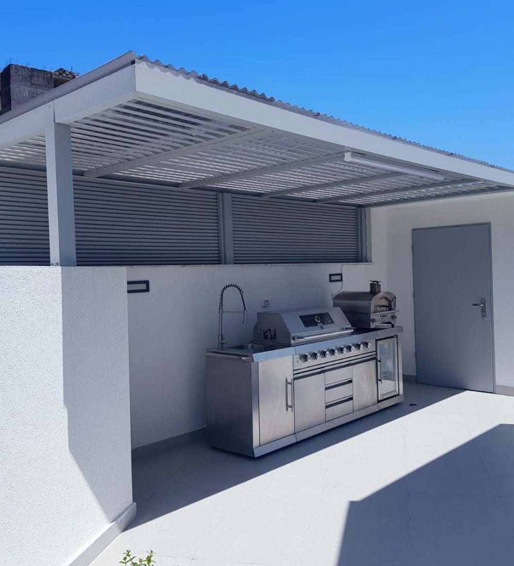 פרגולה לבנה מעל מטבח חוץ במרפסת