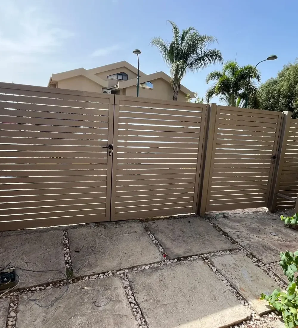 גדר בז׳ עם שער