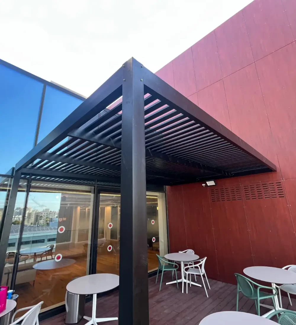 פרגולה שחורה